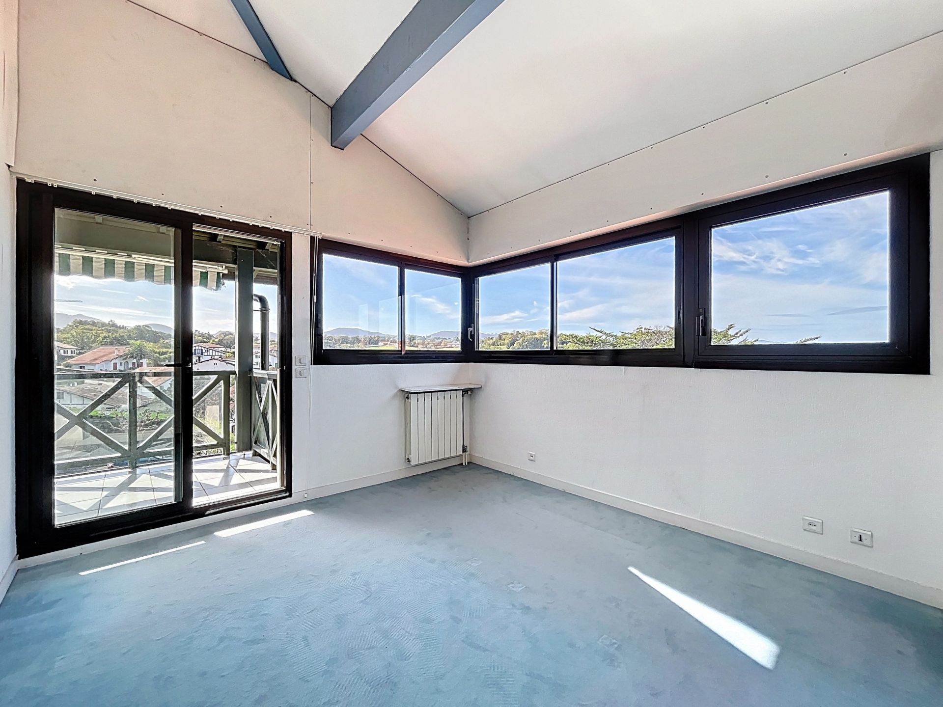 luxury apartment 5 Rooms for sale on CIBOURE (64500)