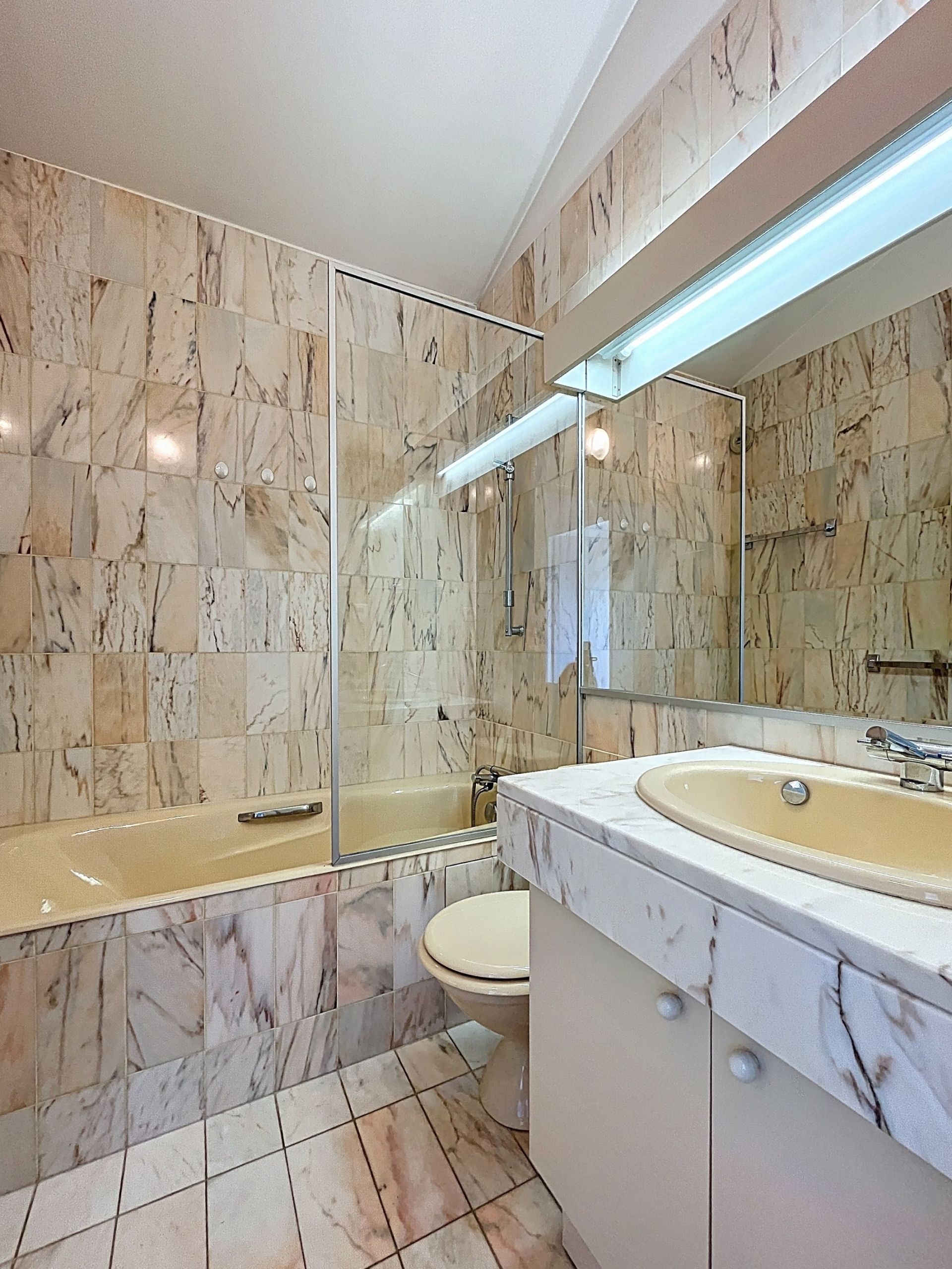 luxury apartment 5 Rooms for sale on CIBOURE (64500)