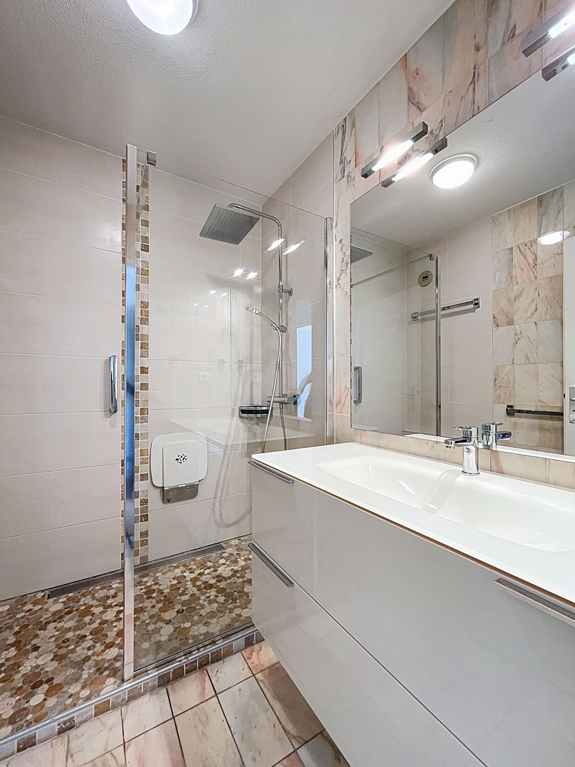 luxury apartment 5 Rooms for sale on CIBOURE (64500)