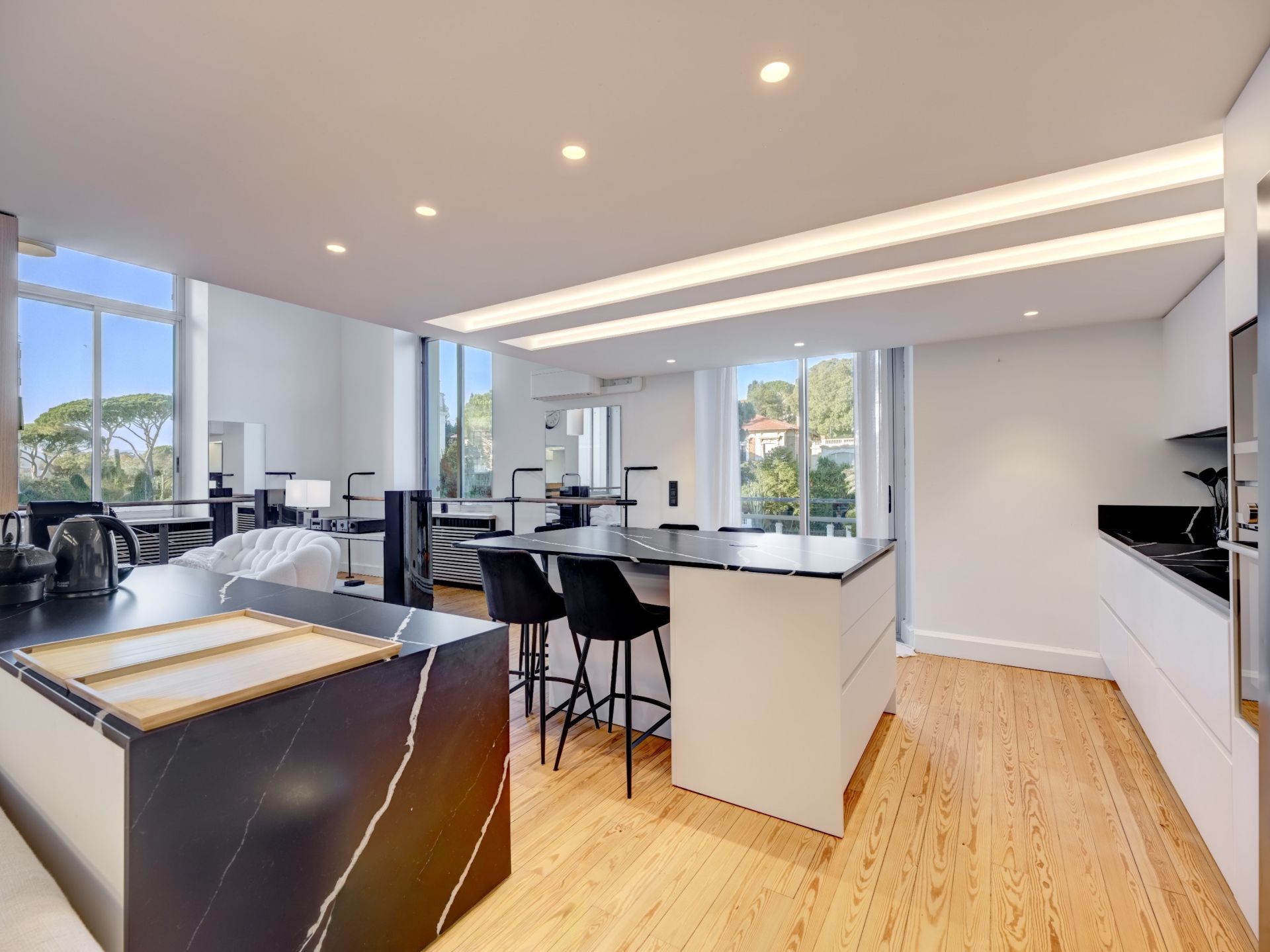 luxury apartment 3 Rooms for sale on CANNES (06400)