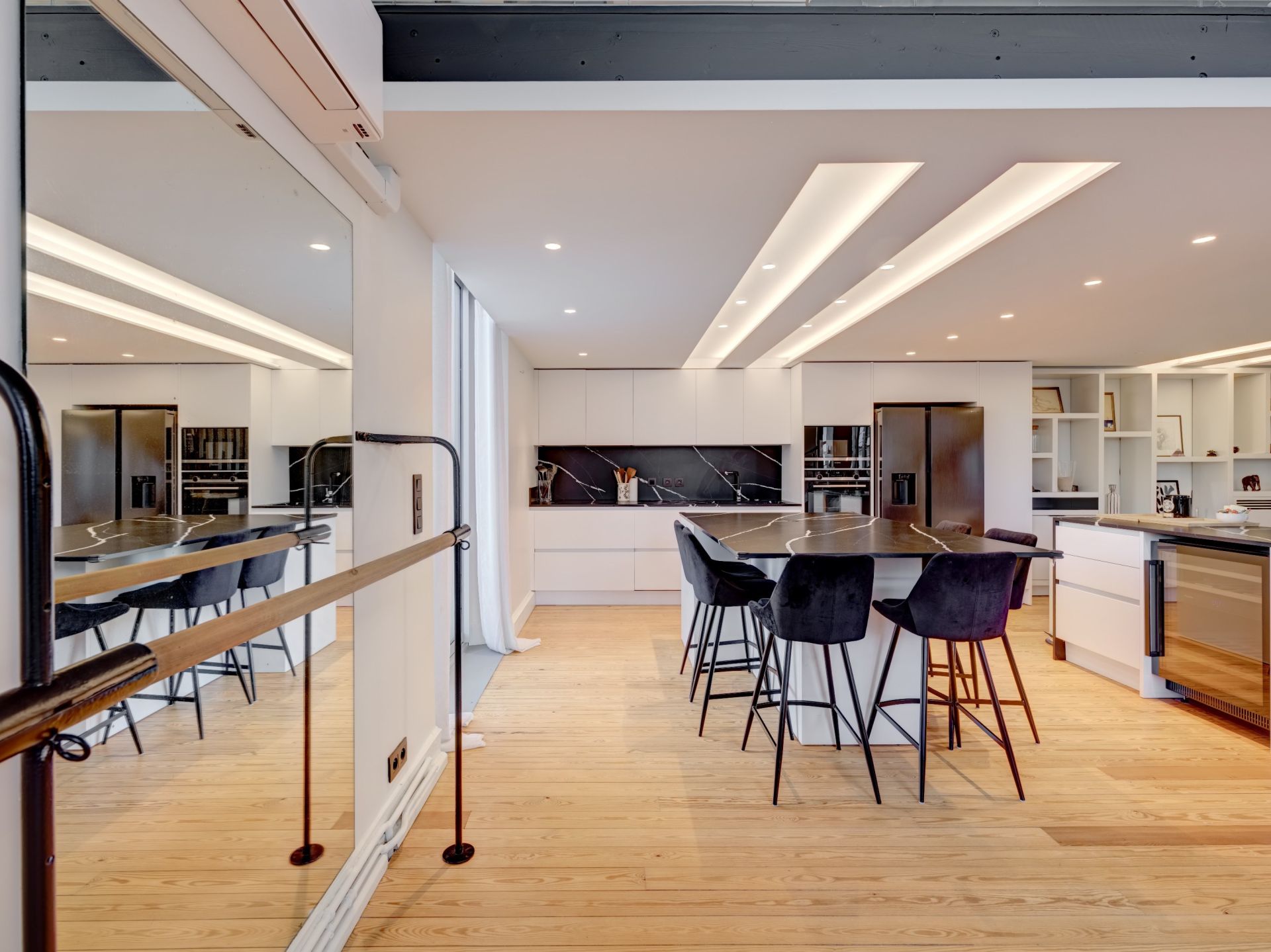 luxury apartment 3 Rooms for sale on CANNES (06400)