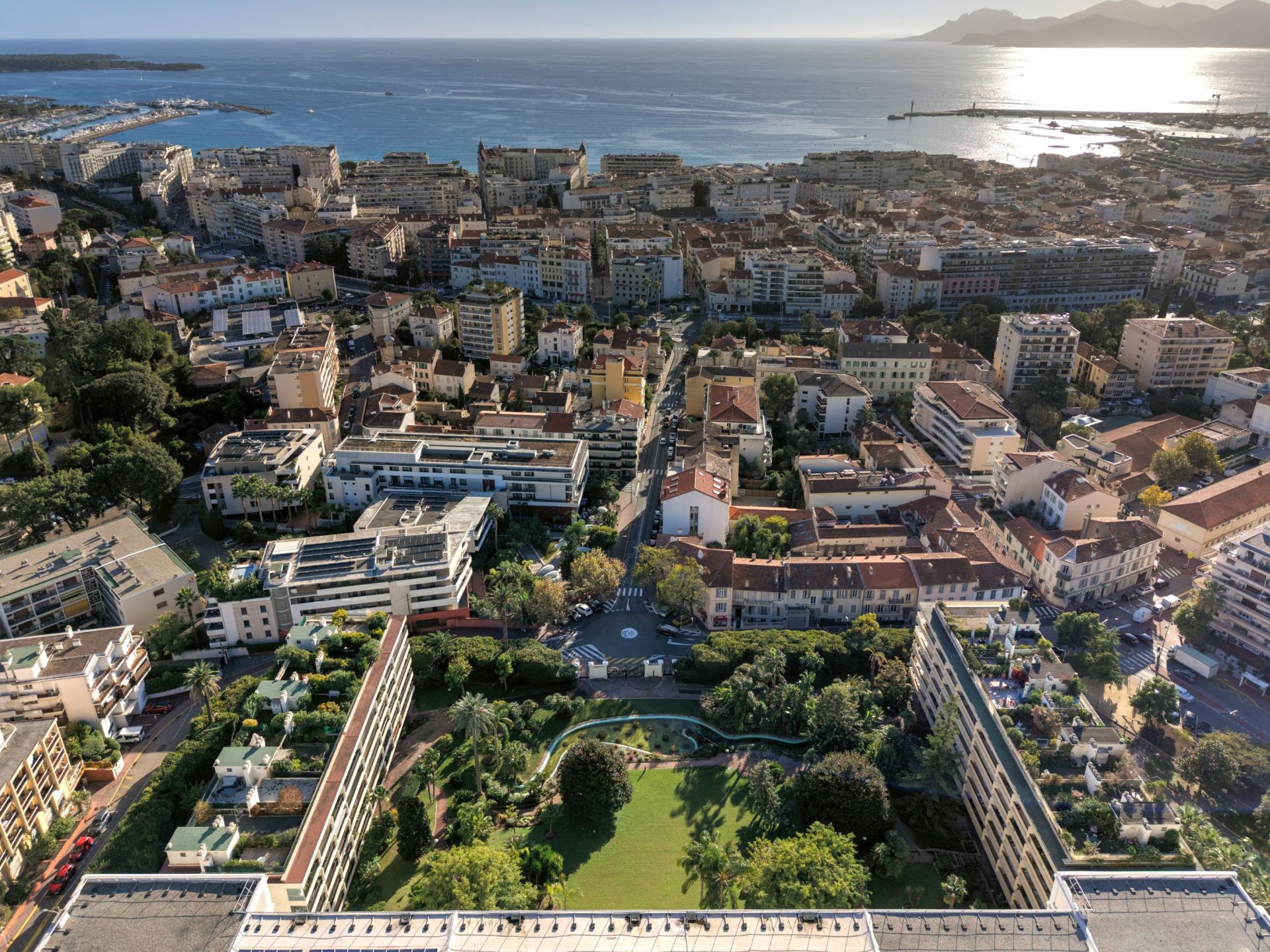 luxury apartment 3 Rooms for sale on CANNES (06400)