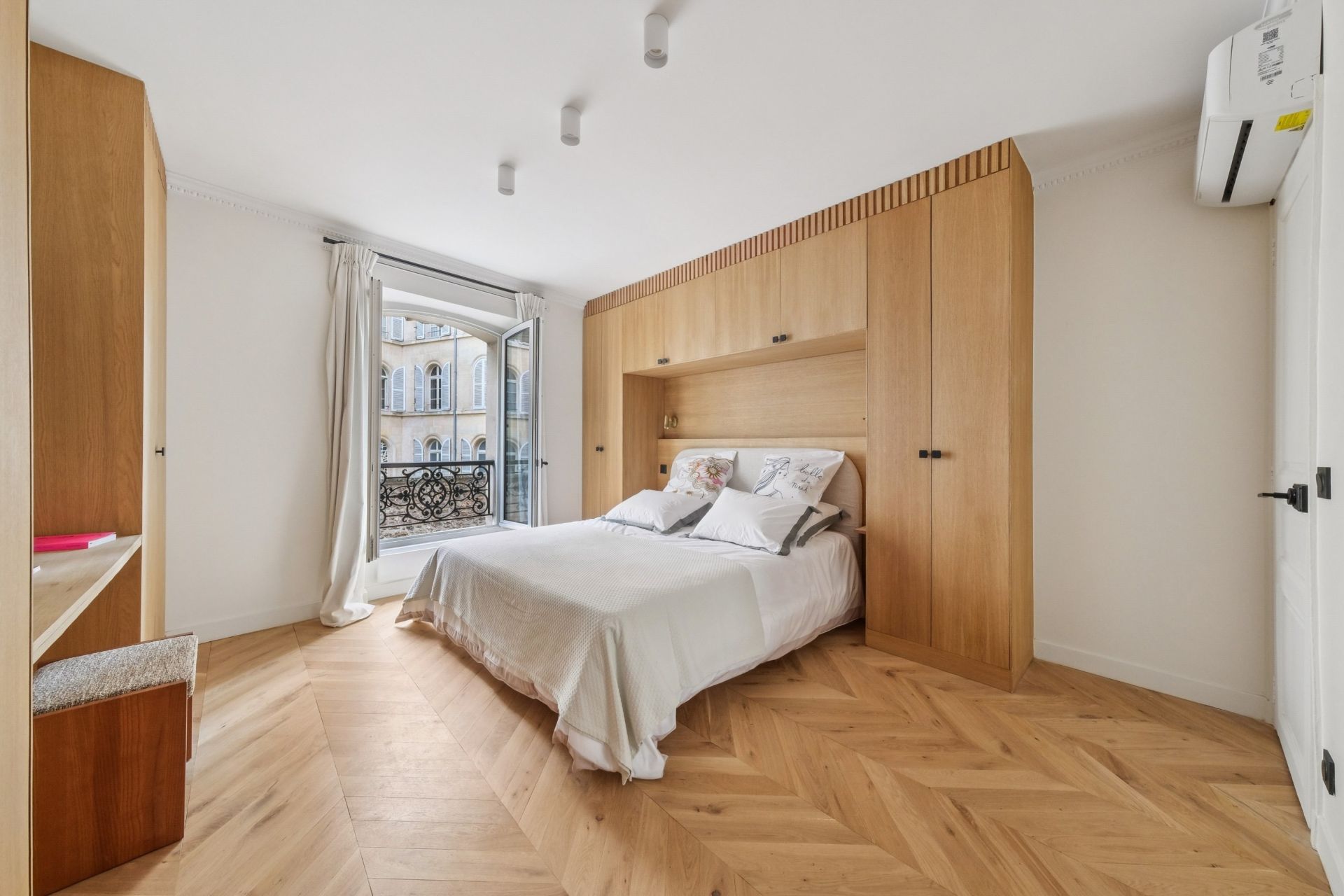 luxury apartment 5 Rooms for sale on PARIS (75007)