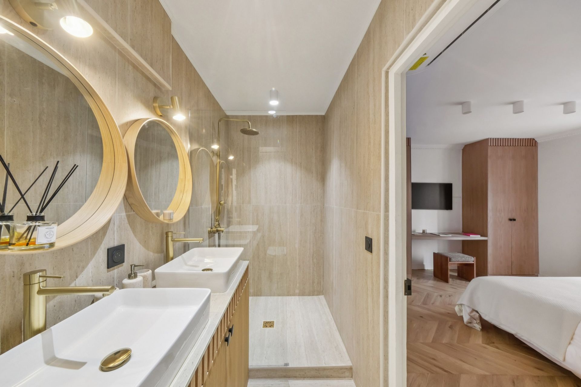 luxury apartment 5 Rooms for sale on PARIS (75007)