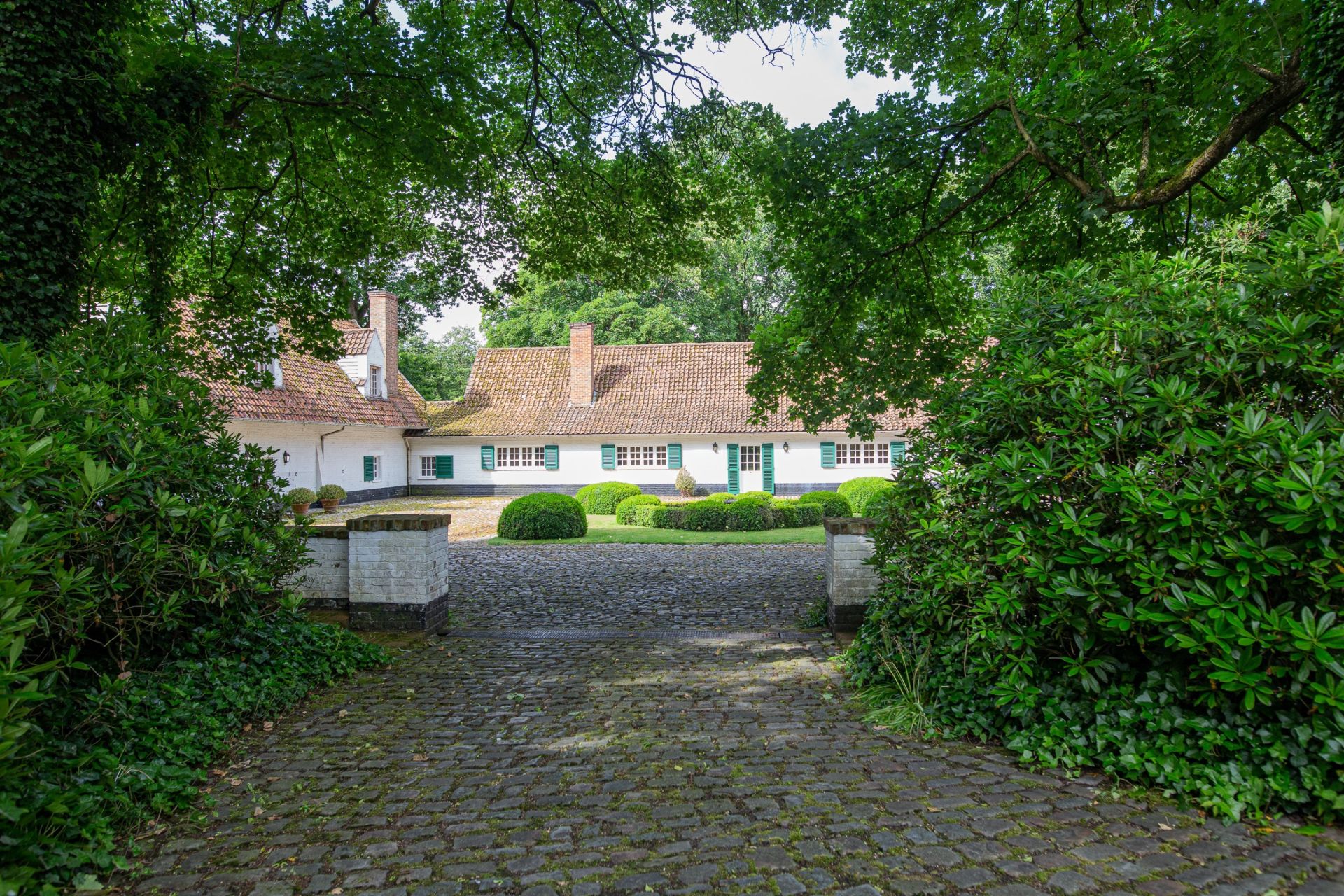 luxury house 8 Rooms for sale on MOUVAUX (59420)