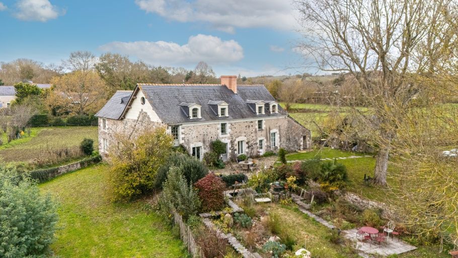 luxury house 10 Rooms for sale on ANGERS (49000)