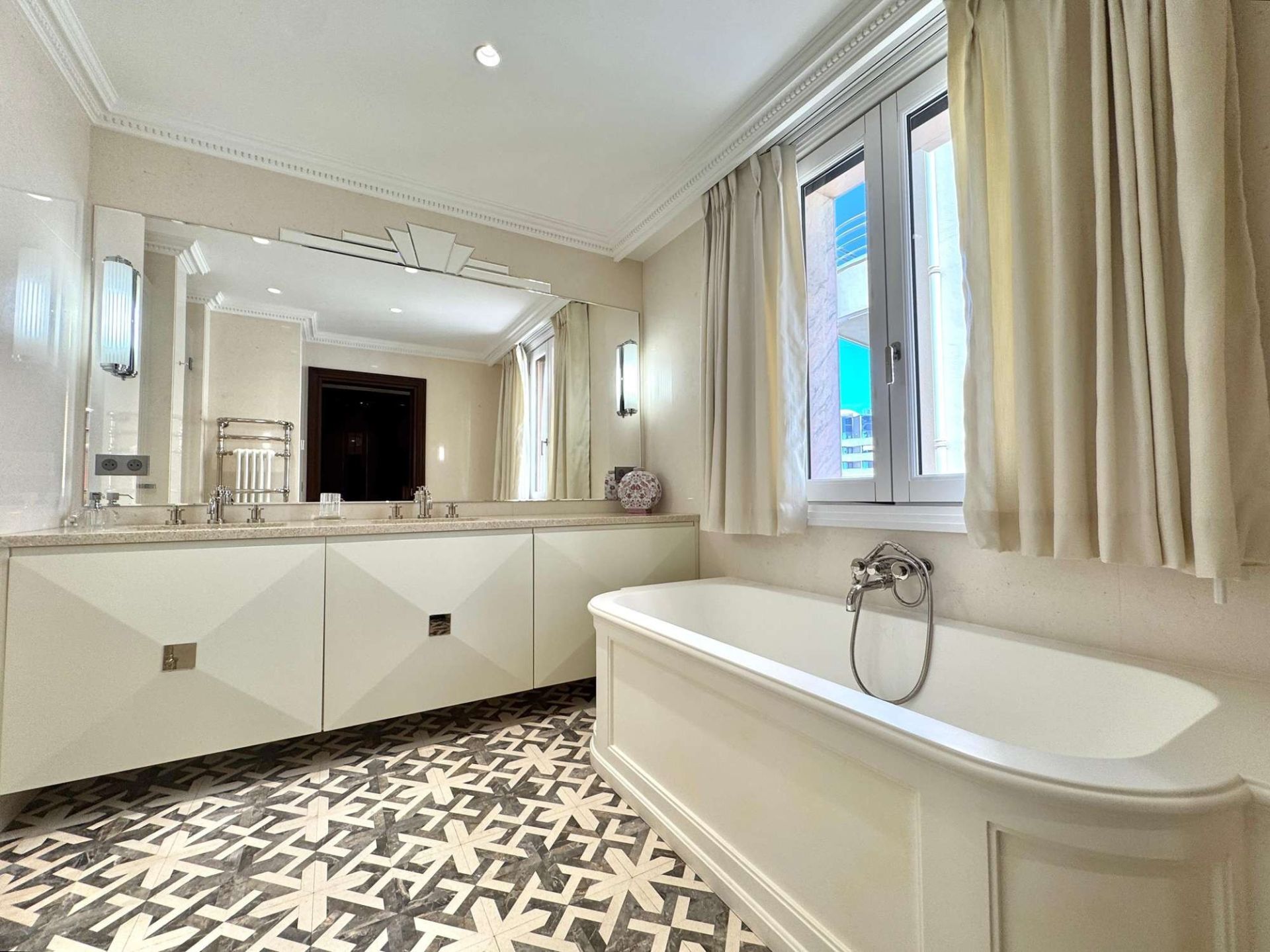 luxury apartment 5 Rooms for sale on MONACO (98000)