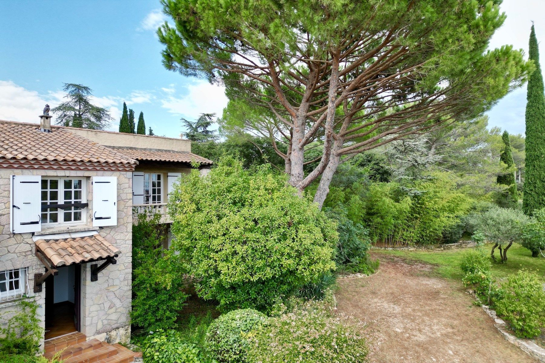 luxury house 9 Rooms for sale on NIMES (30900)