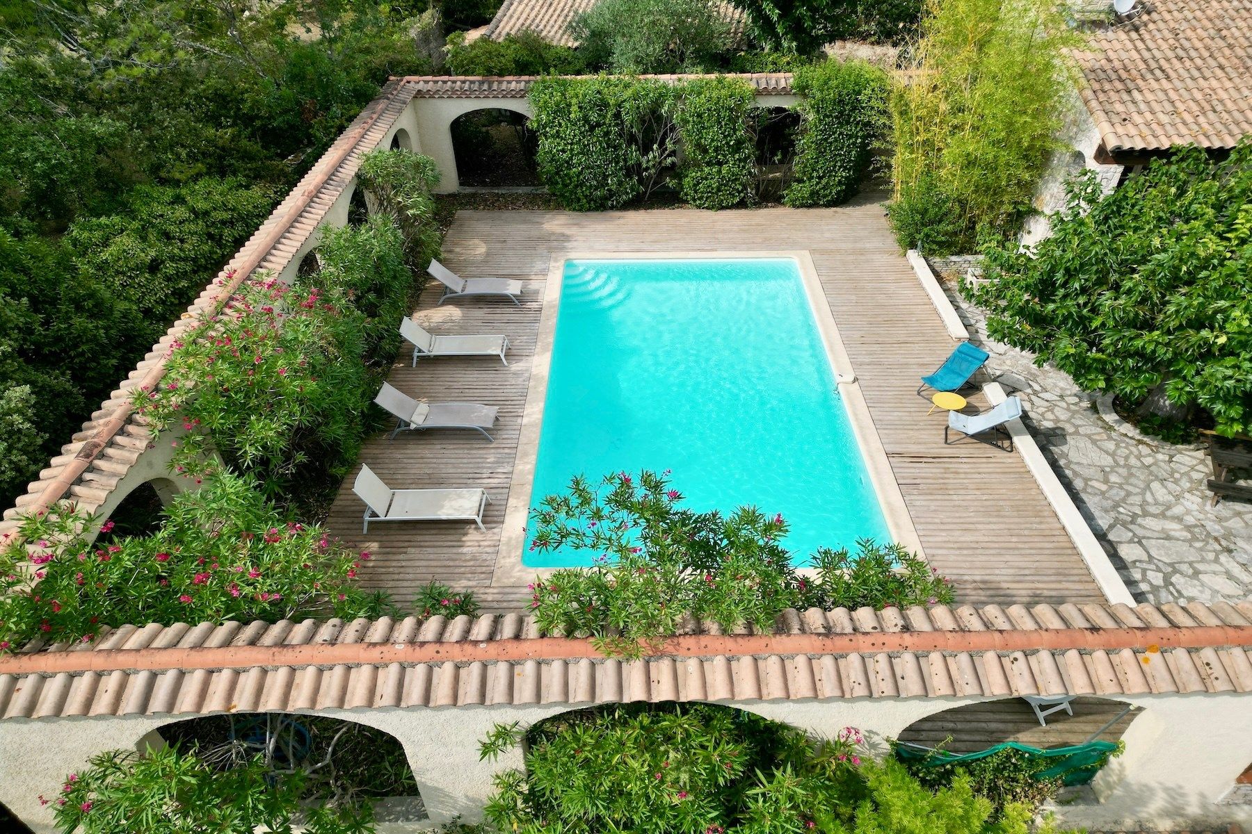 luxury house 9 Rooms for sale on NIMES (30900)