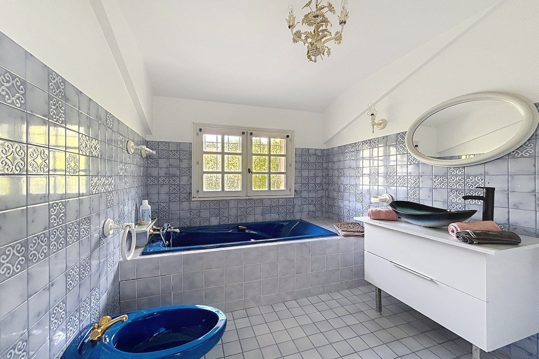 luxury house 9 Rooms for sale on NIMES (30900)