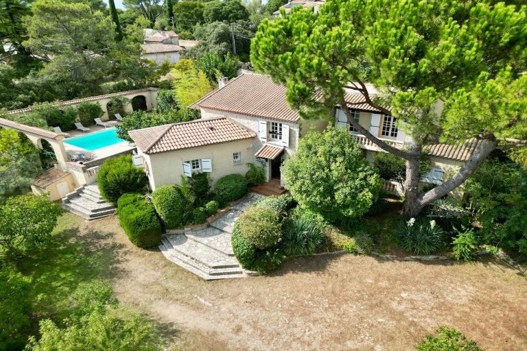 luxury house 9 Rooms for sale on NIMES (30900)