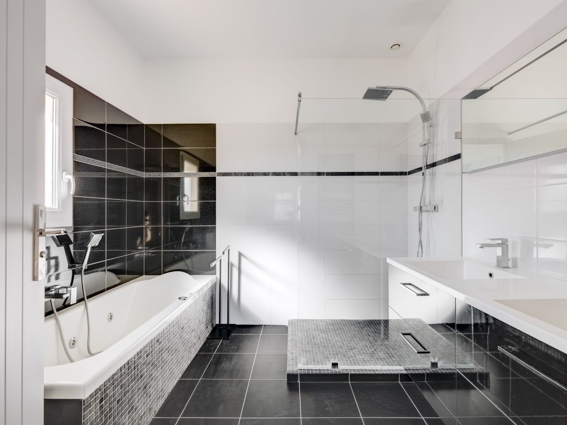 luxury villa 5 Rooms for sale on ANTIBES (06600)