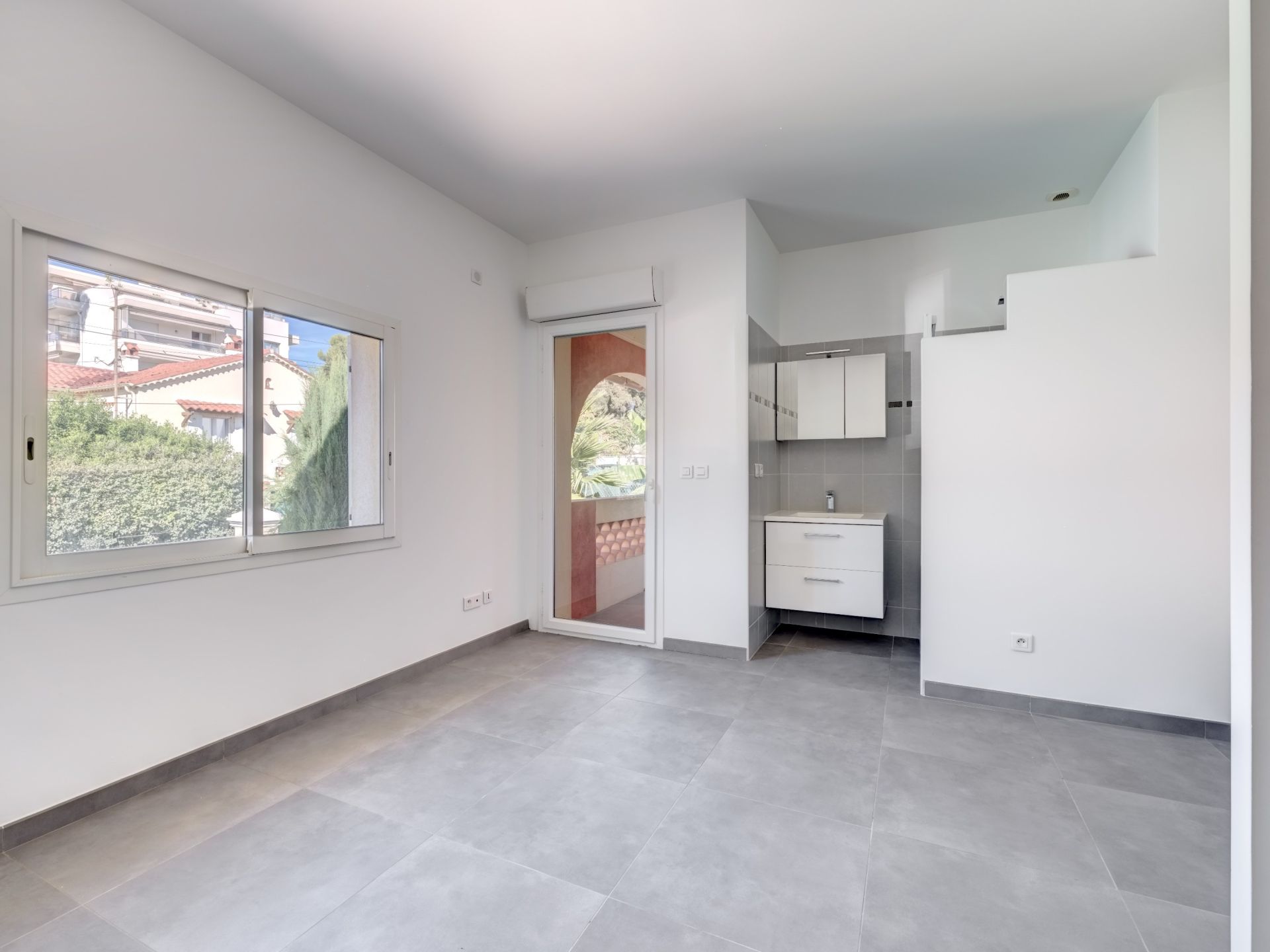 luxury villa 5 Rooms for sale on ANTIBES (06600)