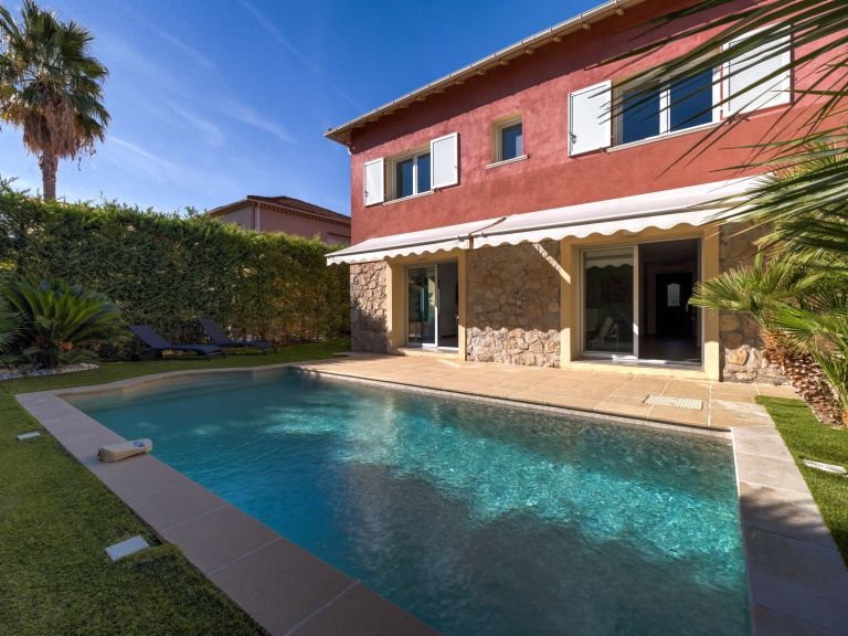 luxury villa 5 Rooms for sale on ANTIBES (06600)