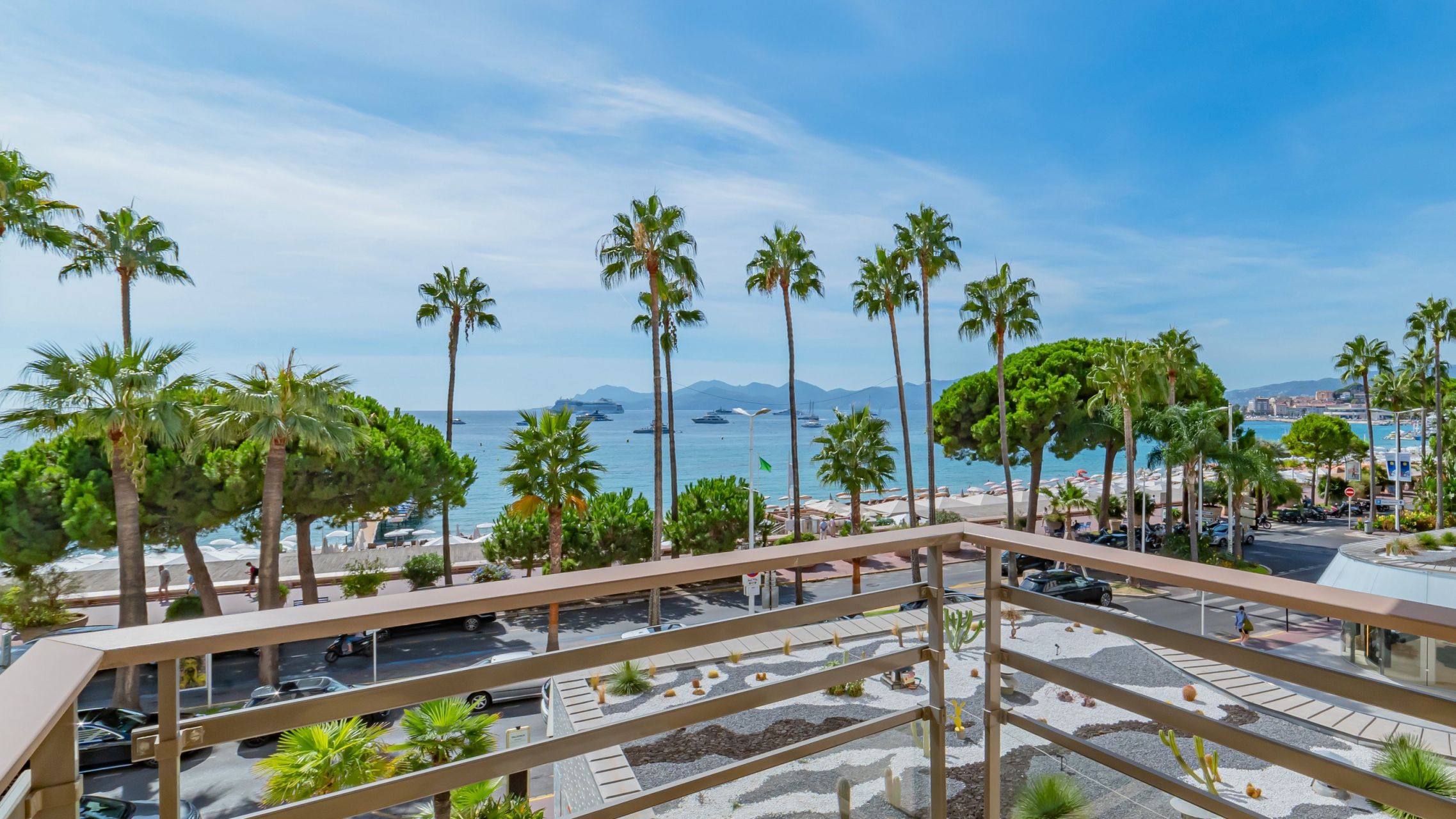 luxury apartment 3 Rooms for sale on CANNES (06400)