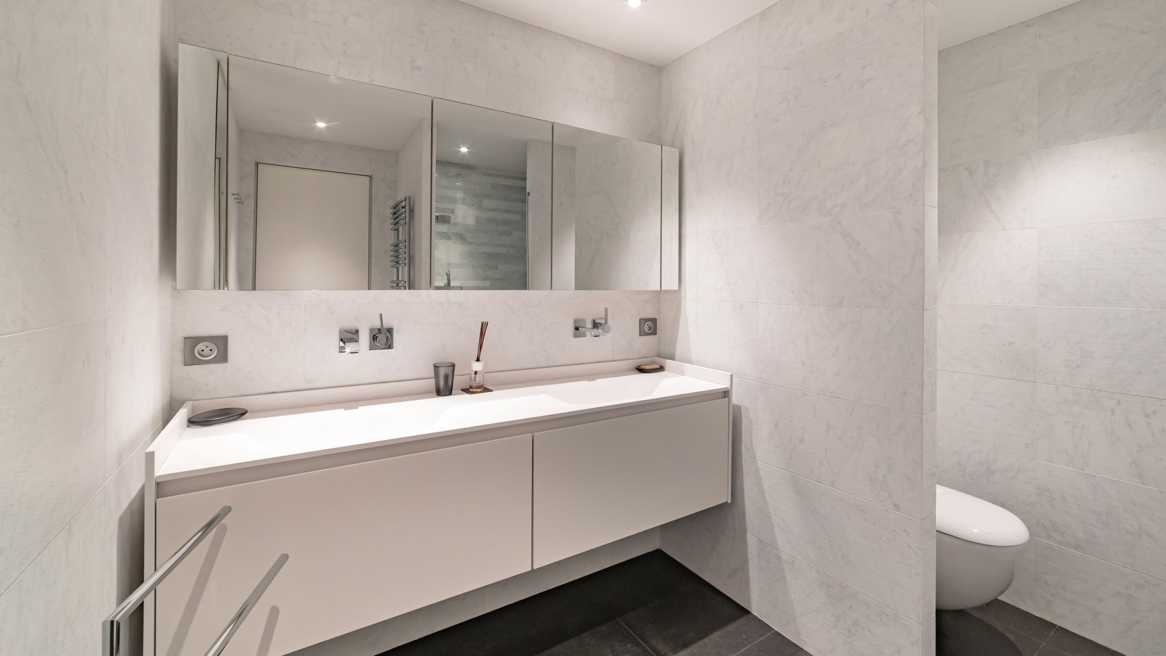 luxury apartment 3 Rooms for sale on CANNES (06400)