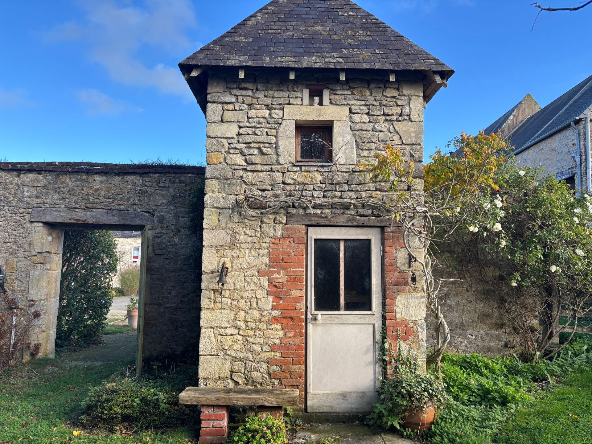 luxury house 15 Rooms for sale on ISIGNY SUR MER (14230)