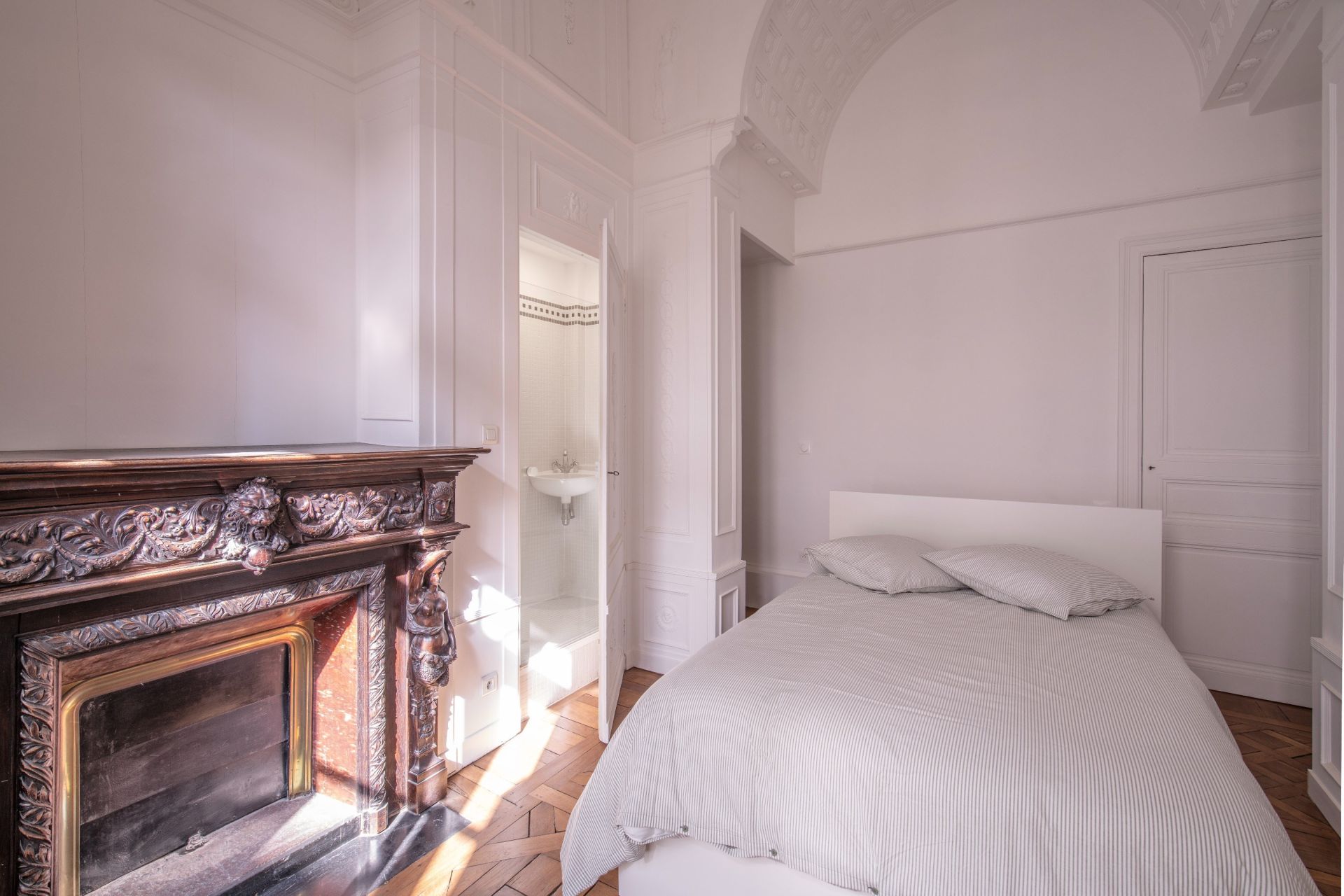 luxury apartment 5 Rooms for sale on NANTES (44000)