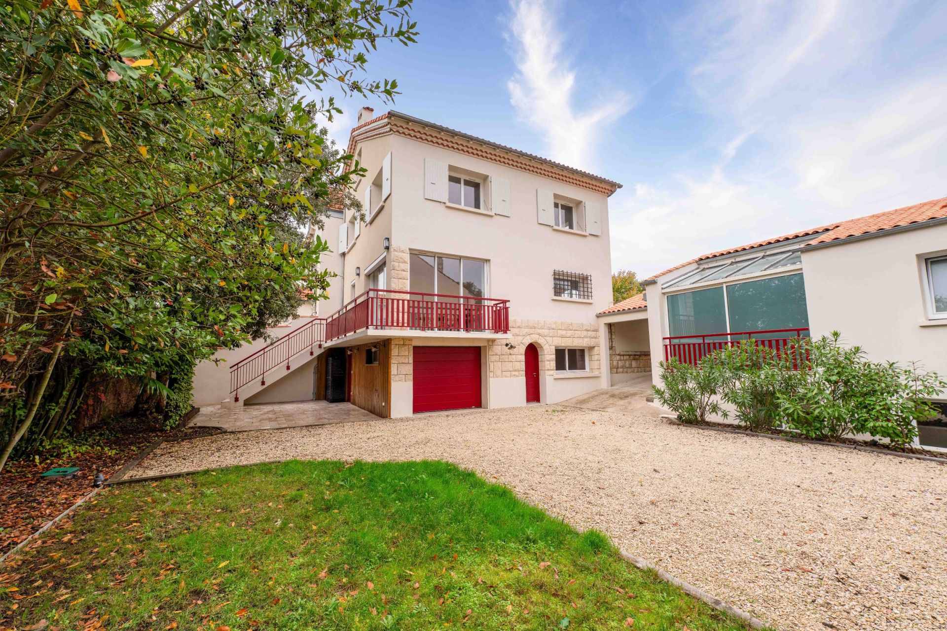 luxury house 7 Rooms for sale on LA ROCHELLE (17000)