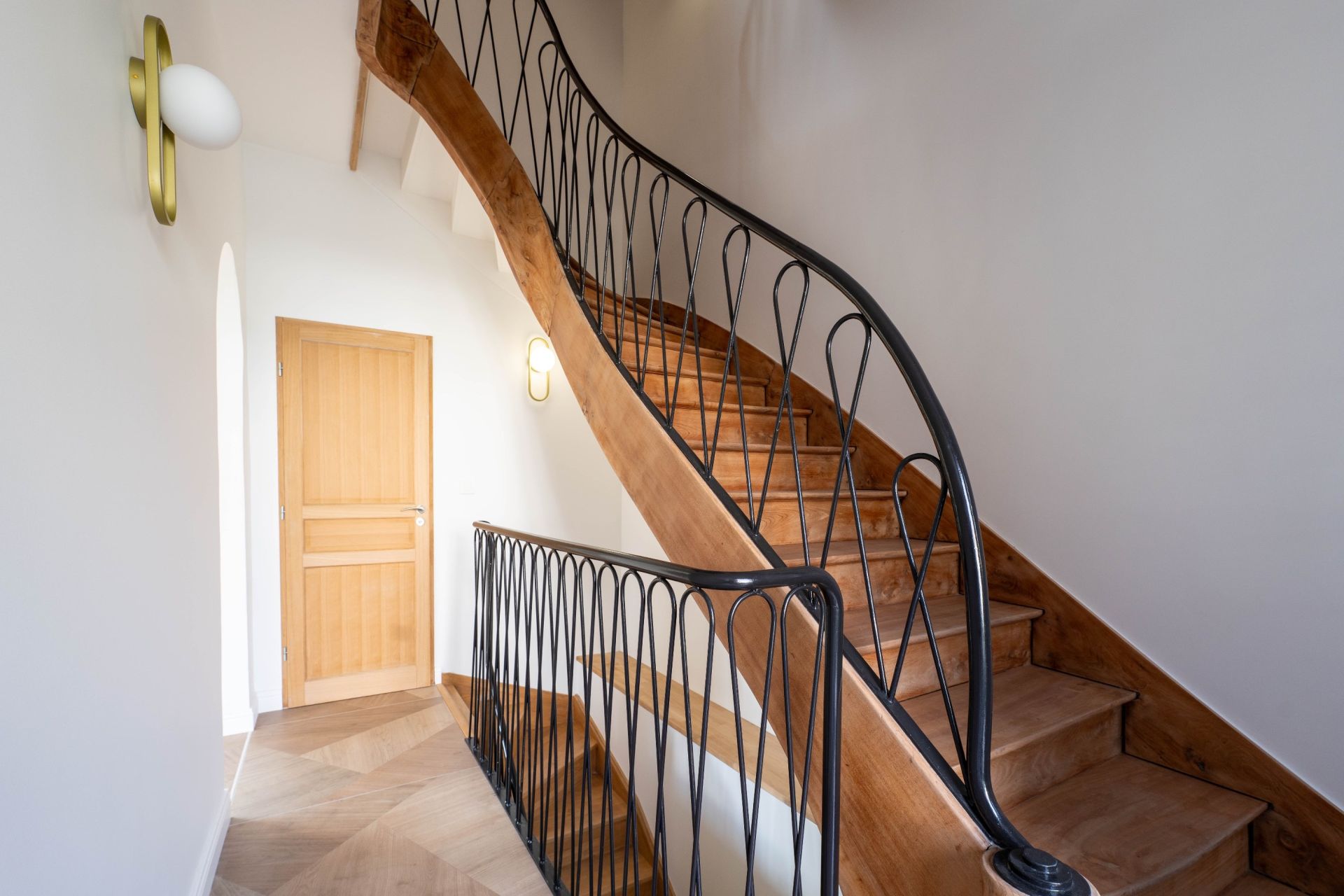 luxury house 7 Rooms for sale on LA ROCHELLE (17000)