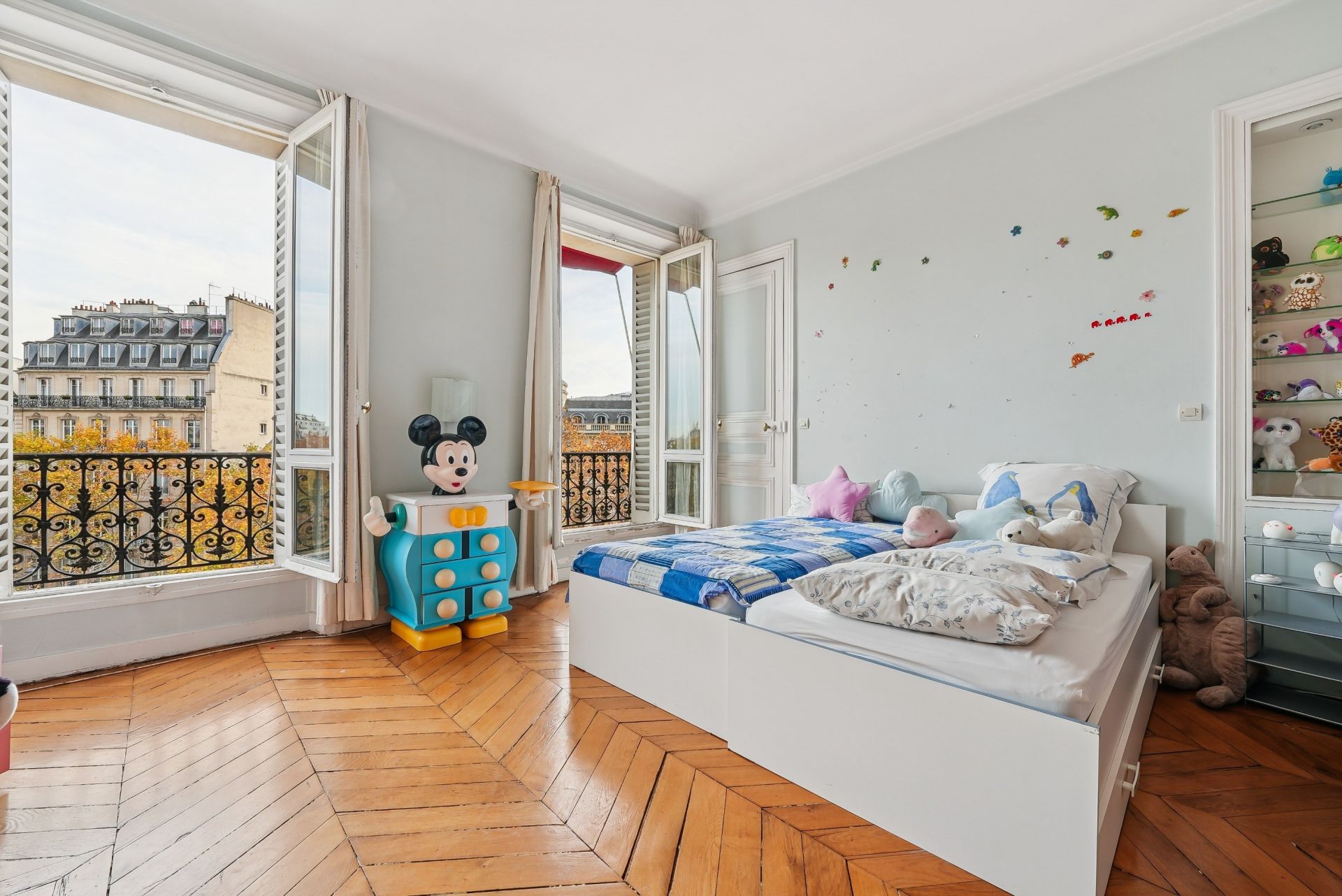 luxury apartment 5 Rooms for sale on PARIS (75008)