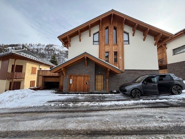 luxury chalet 9 Rooms for sale on VALLOIRE (73450)