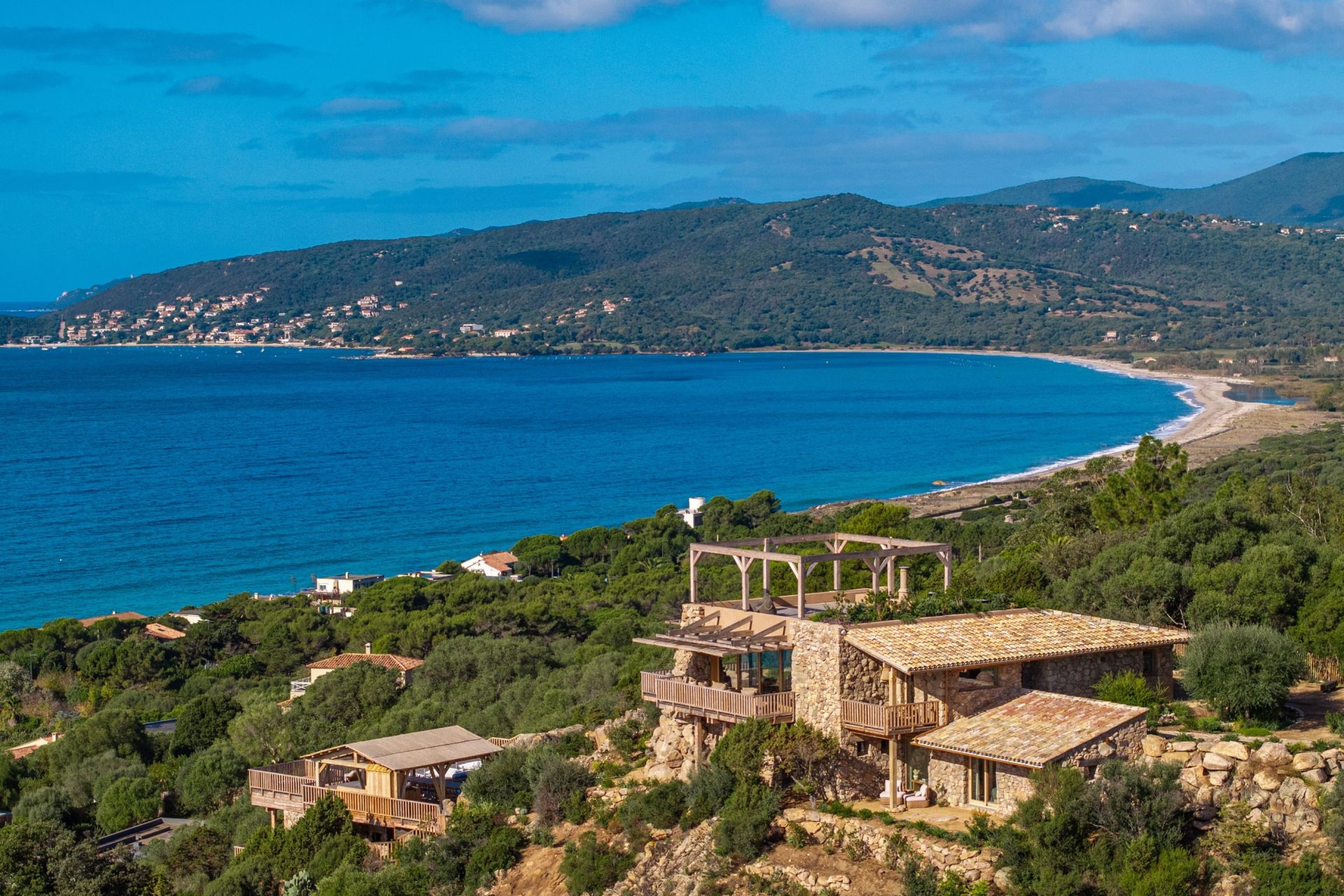 luxury villa 8 Rooms for seasonal rent on OLMETO (20113)