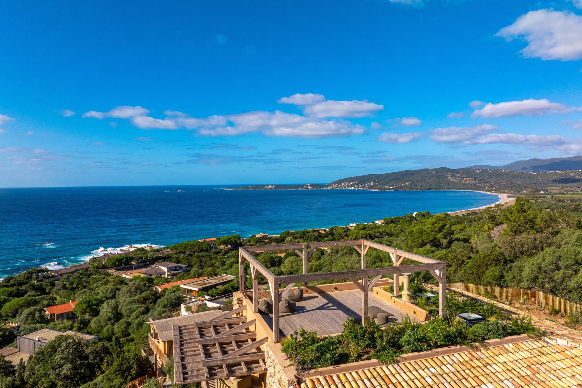 luxury villa 8 Rooms for seasonal rent on OLMETO (20113)