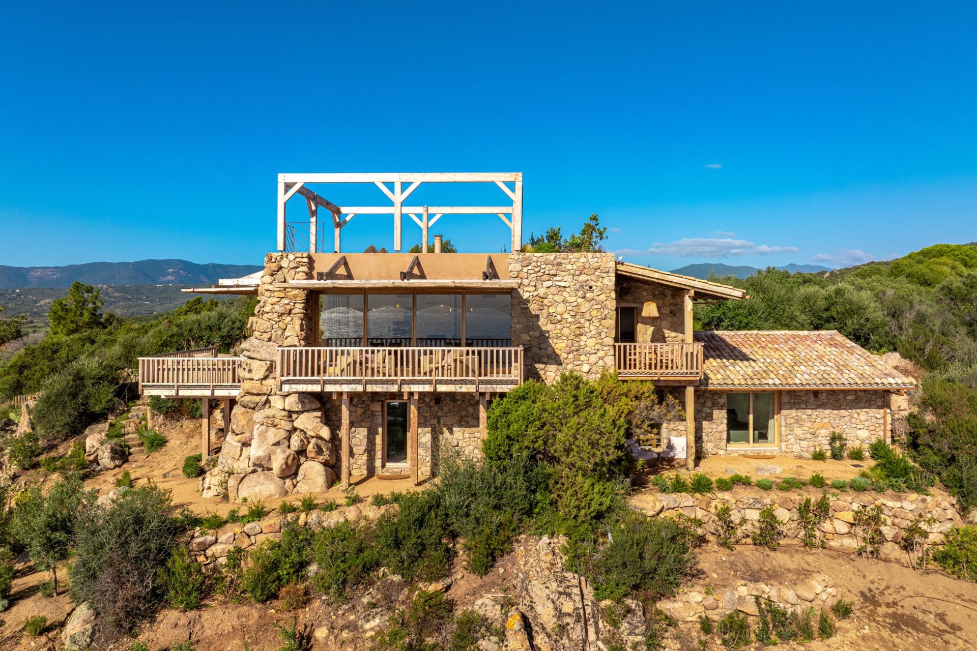 luxury villa 8 Rooms for seasonal rent on OLMETO (20113)