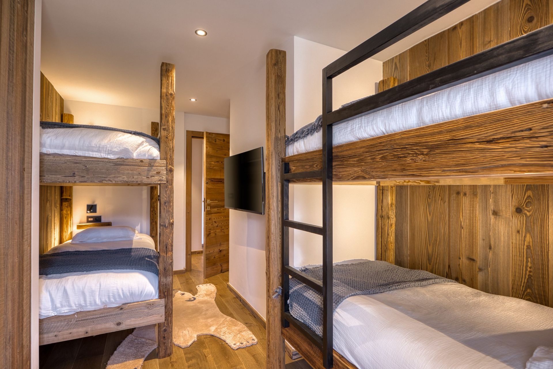 luxury chalet 8 Rooms for seasonal rent on MEGEVE (74120)