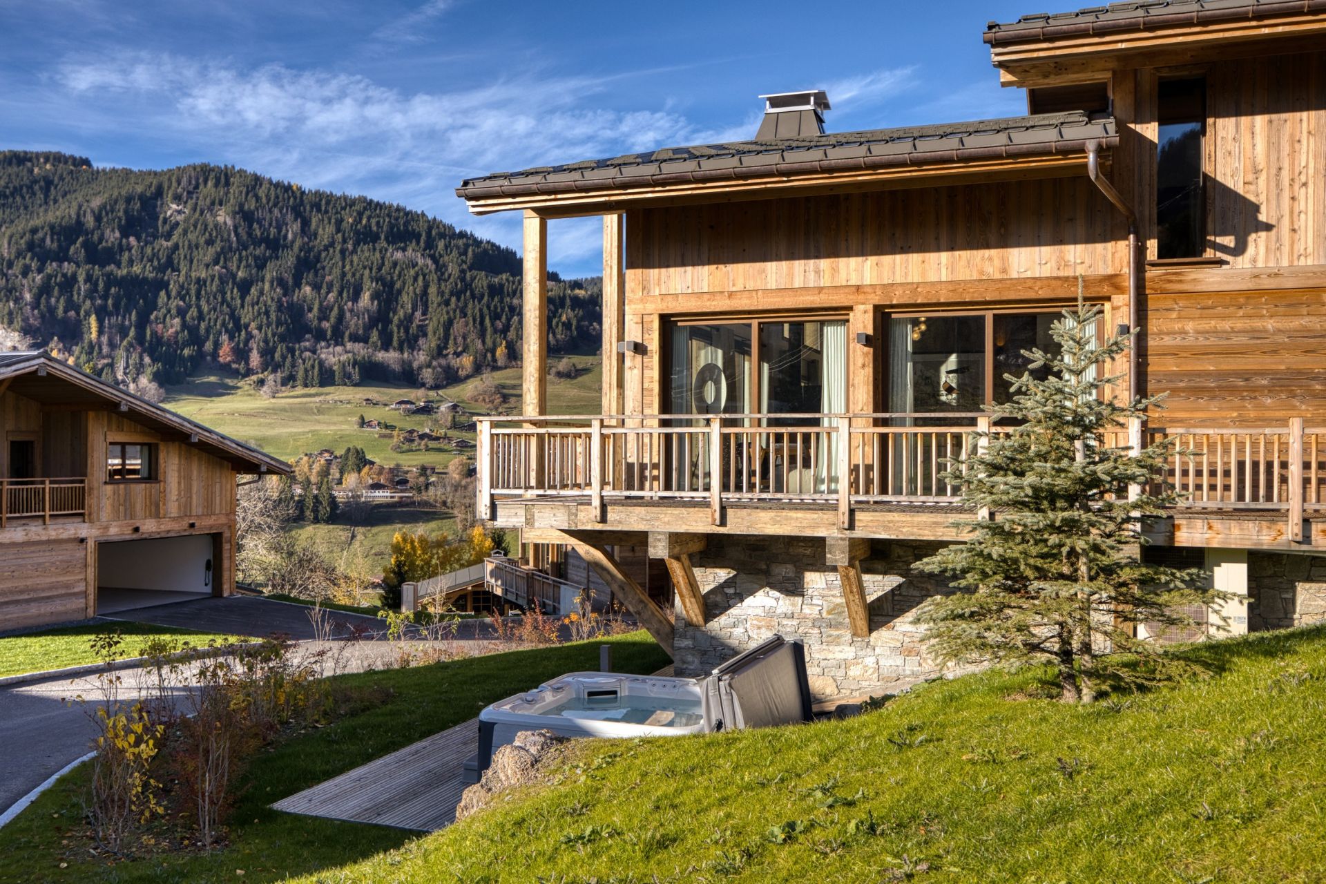 luxury chalet 8 Rooms for seasonal rent on MEGEVE (74120)