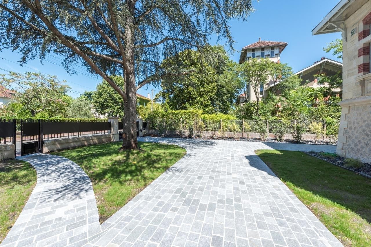 luxury house 6 Rooms for sale on BORDEAUX (33000)