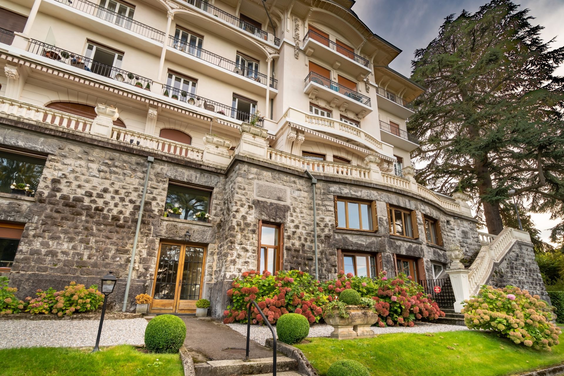 luxury apartment 7 Rooms for sale on EVIAN LES BAINS (74500)