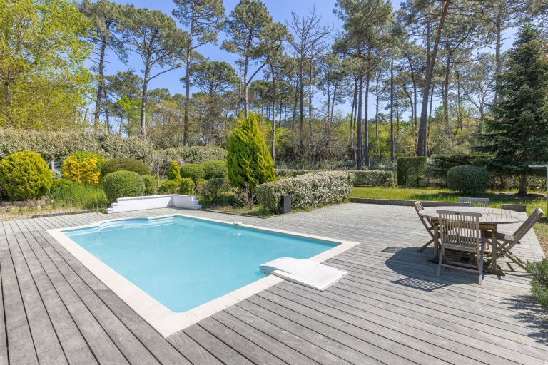 luxury house 5 Rooms for sale on PYLA SUR MER (33115)