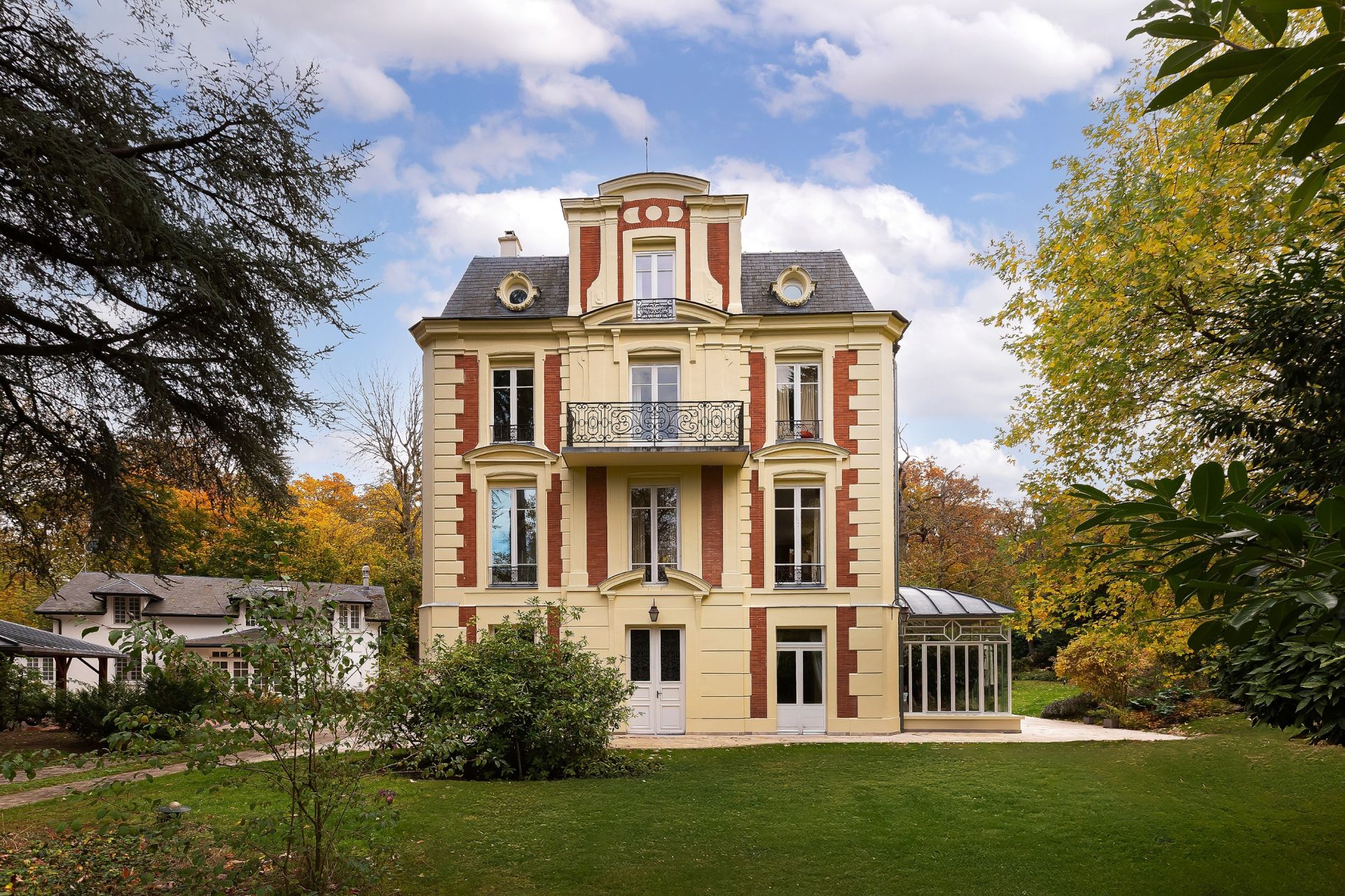 luxury house 12 Rooms for sale on MARNES LA COQUETTE (92430)