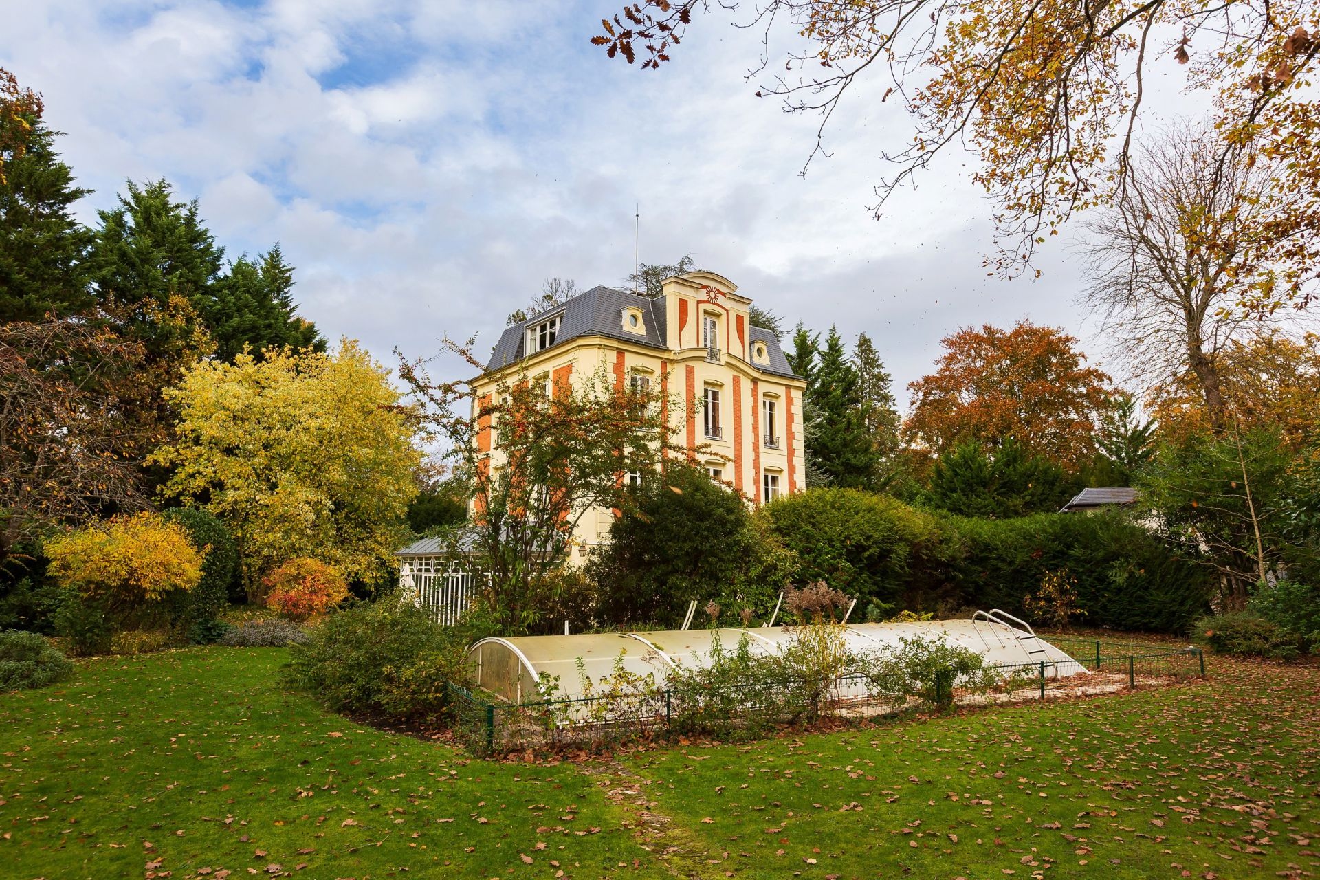 luxury house 12 Rooms for sale on MARNES LA COQUETTE (92430)