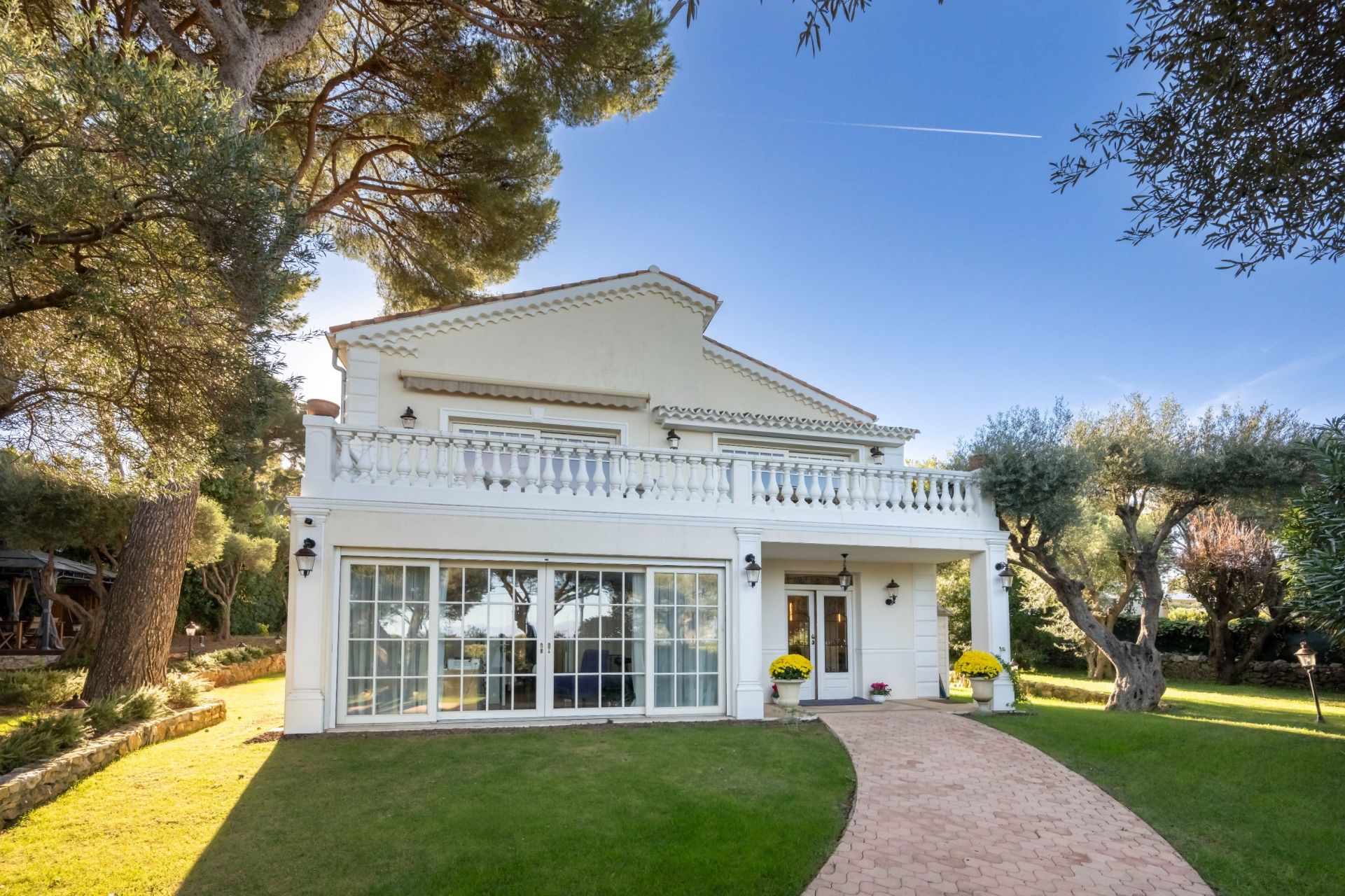 luxury villa 5 Rooms for sale on CAP D ANTIBES (06160)