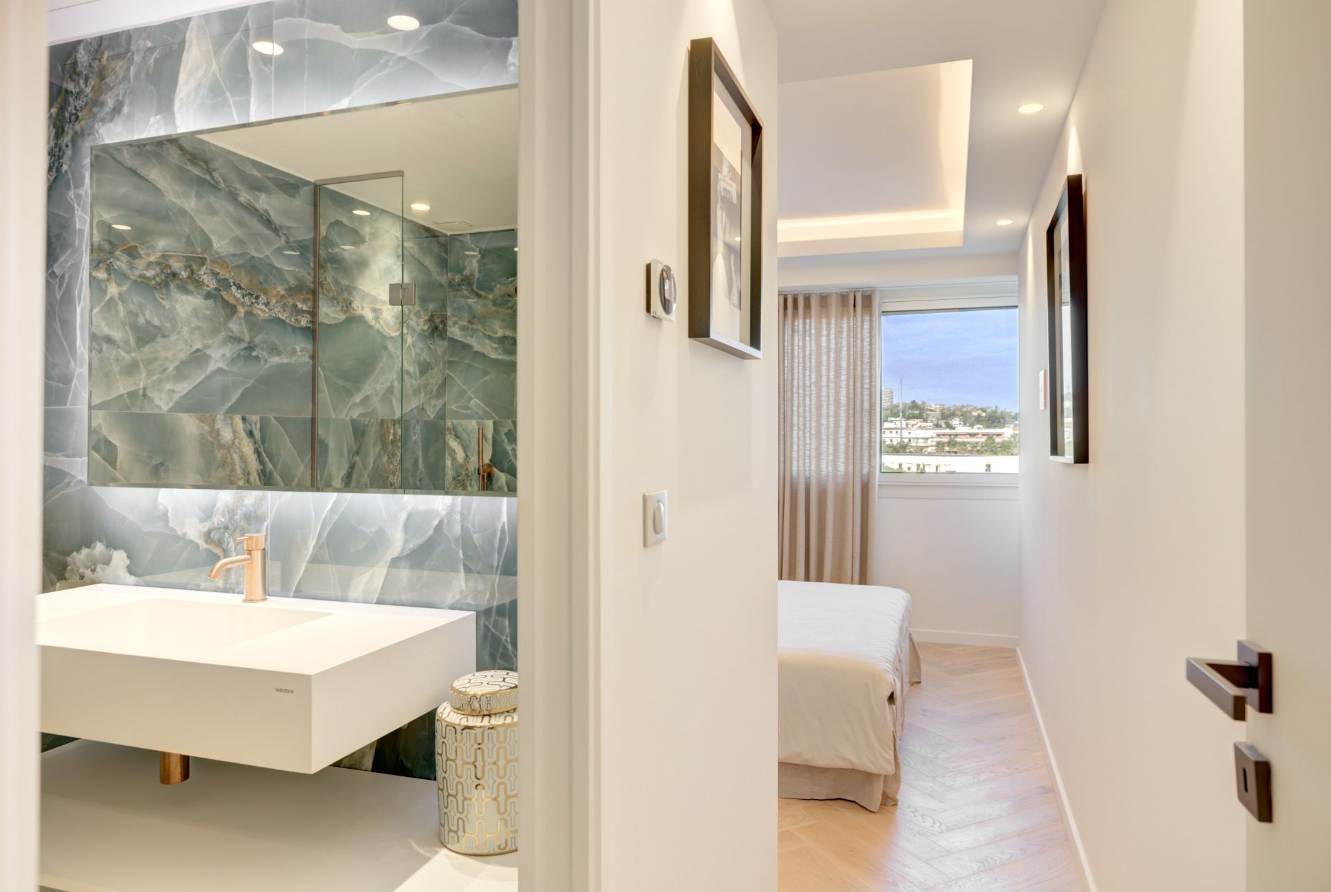 luxury apartment 4 Rooms for sale on CANNES (06400)