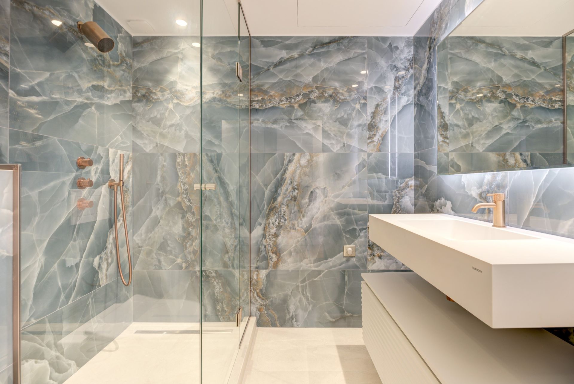 luxury apartment 4 Rooms for sale on CANNES (06400)