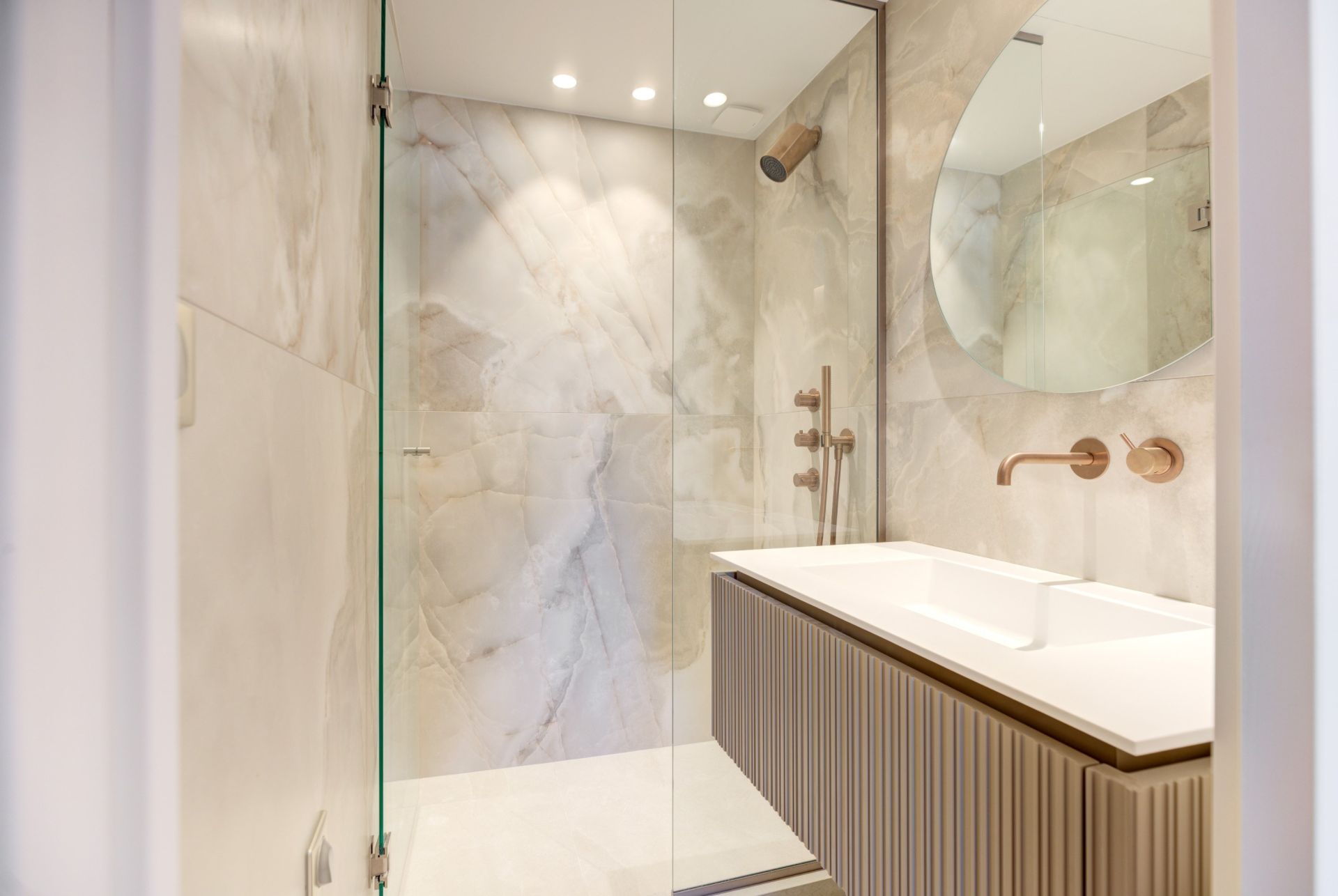 luxury apartment 4 Rooms for sale on CANNES (06400)