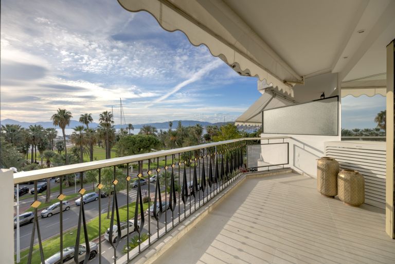 luxury apartment 4 Rooms for sale on CANNES (06400)