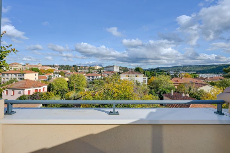 luxury apartment 4 Rooms for sale on AIX EN PROVENCE (13090)