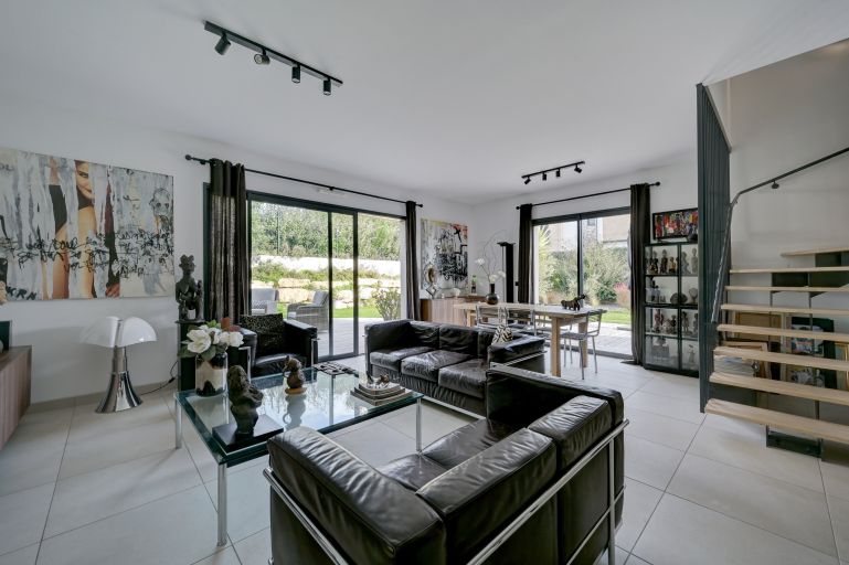 luxury house 4 Rooms for sale on AIX EN PROVENCE (13090)