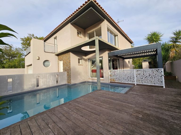 luxury house 5 Rooms for sale on PERPIGNAN (66000)