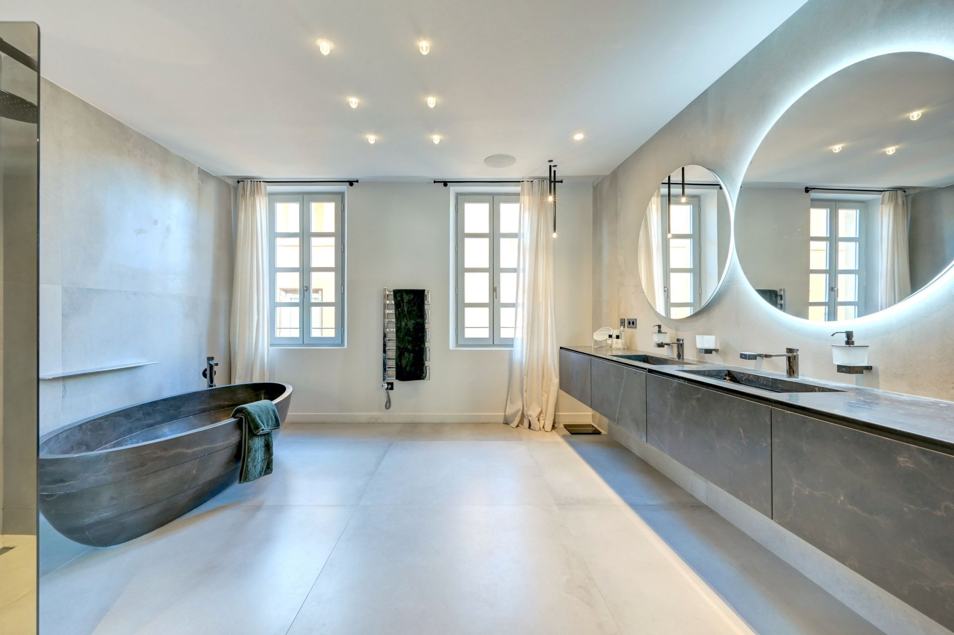luxury house 8 Rooms for sale on AIX EN PROVENCE (13100)