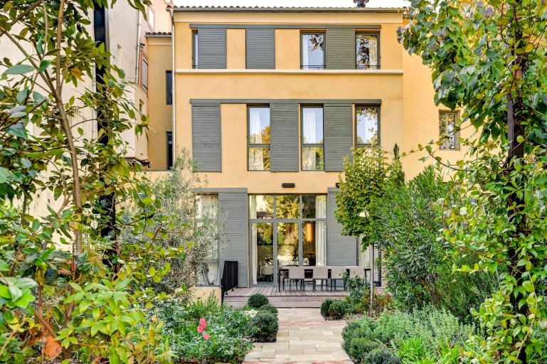 luxury house 8 Rooms for sale on AIX EN PROVENCE (13100)