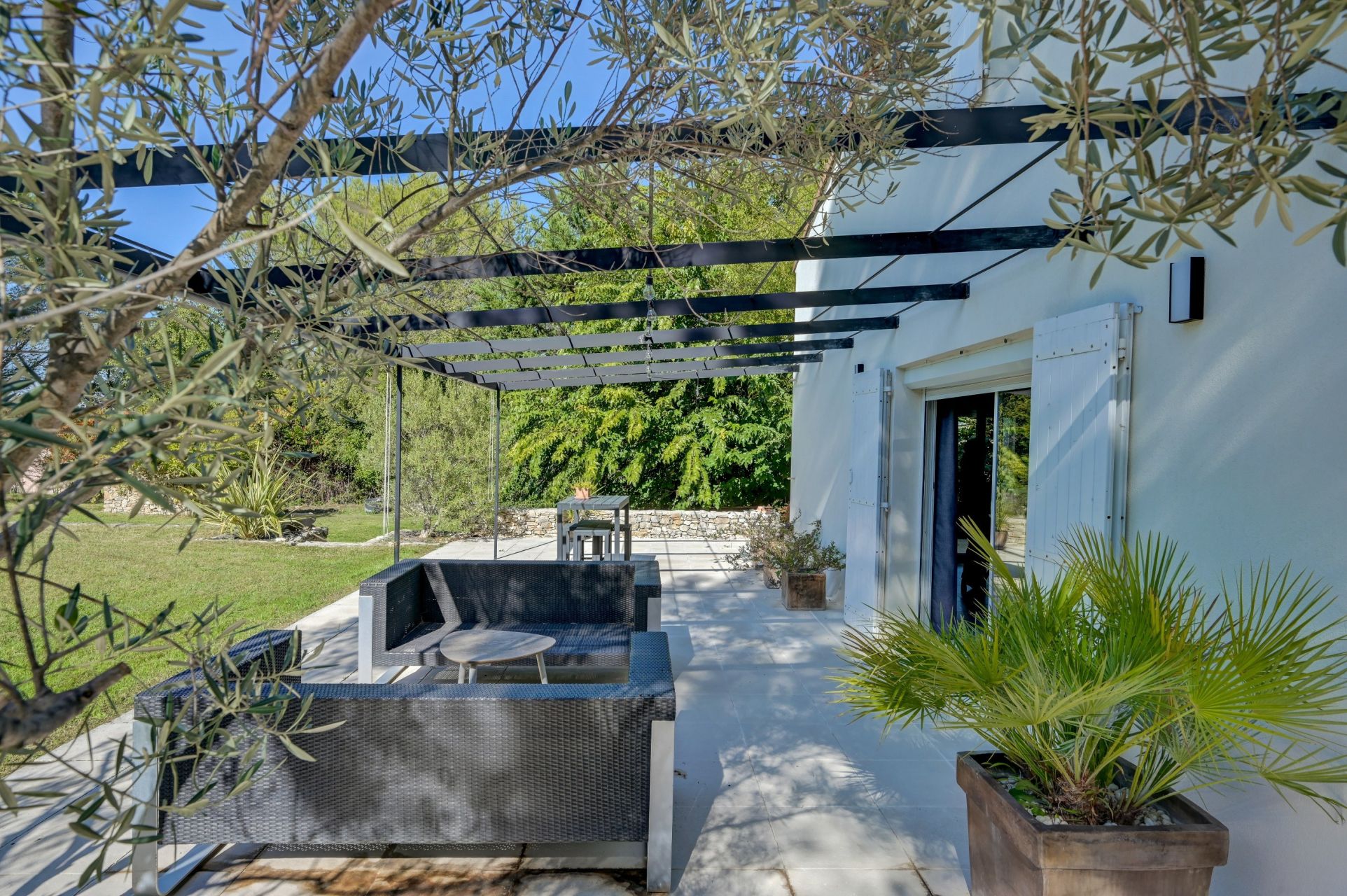 luxury house 6 Rooms for sale on EGUILLES (13510)