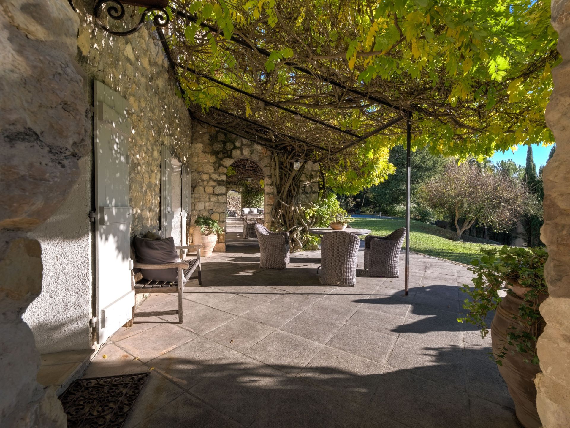 luxury provencale house 11 Rooms for sale on CHATEAUNEUF GRASSE (06740)