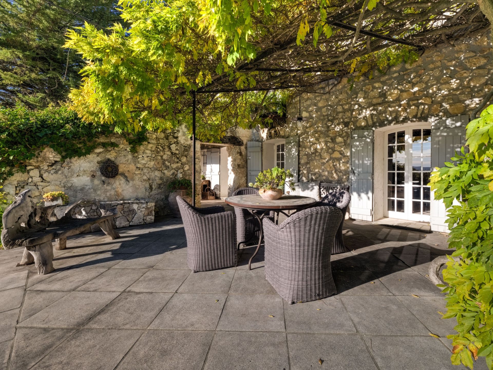 luxury provencale house 11 Rooms for sale on CHATEAUNEUF GRASSE (06740)