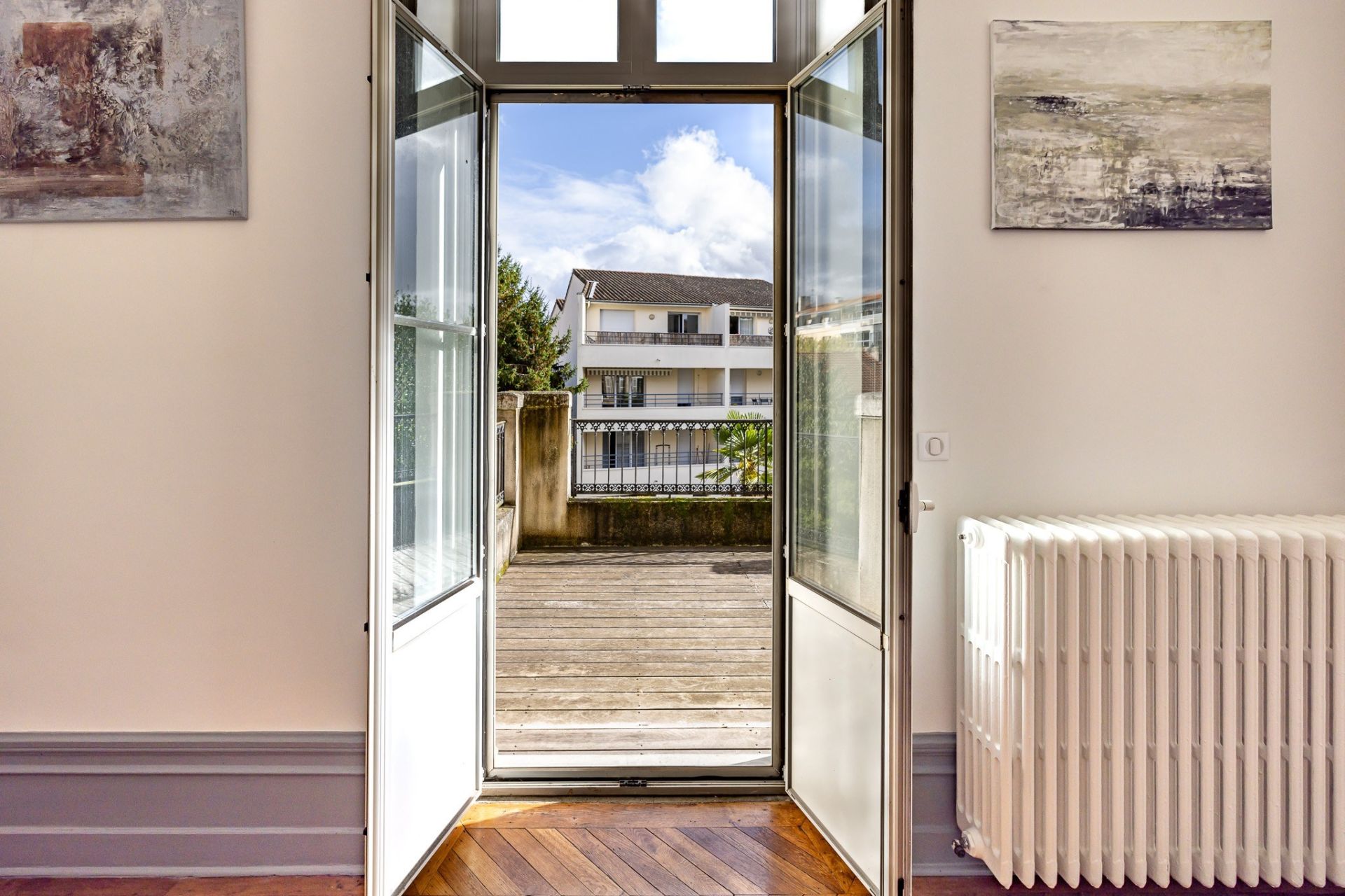 luxury apartment 7 Rooms for sale on PERIGUEUX (24000)